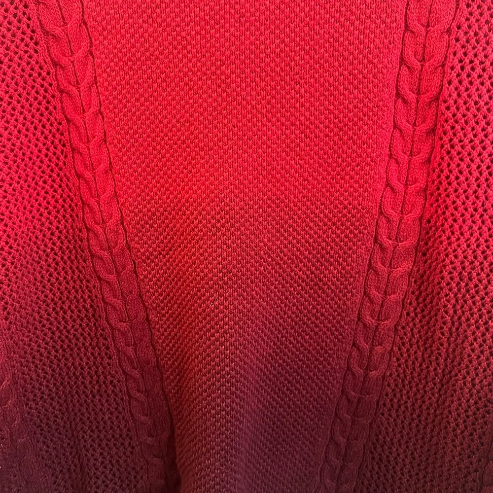 American Eagle red ombré cable knit long sleeve sweater.